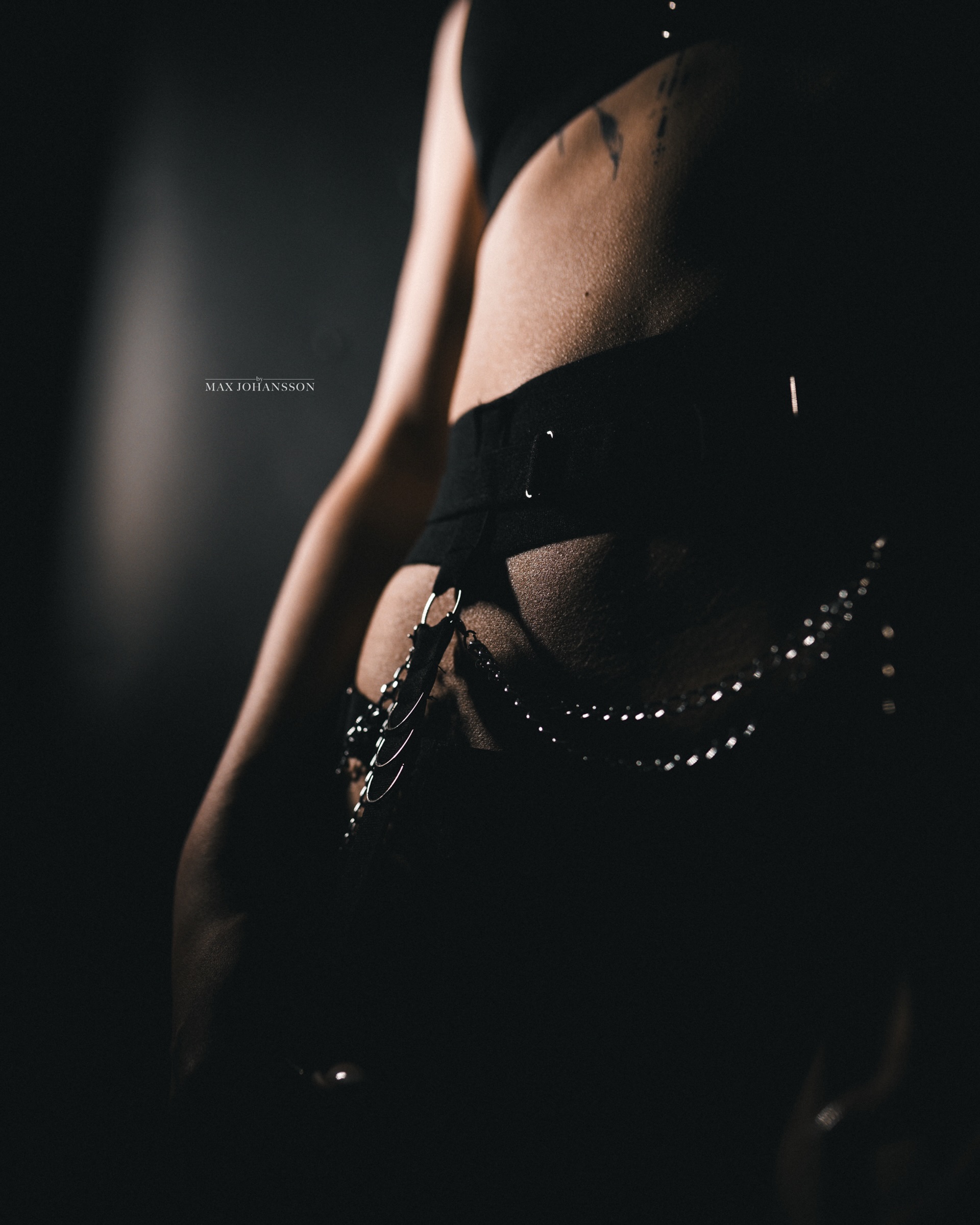 with @_.sweetie.girl._19 

Unentgeltliche Werbung durch Markierungen 

#tattoolovers #inked #freeyourmind  #kannsüchtigmachen #leatherharness